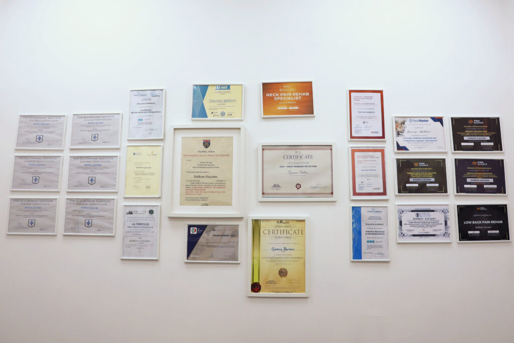 Parete con certificati e attestati di formazione professionale in fisioterapia